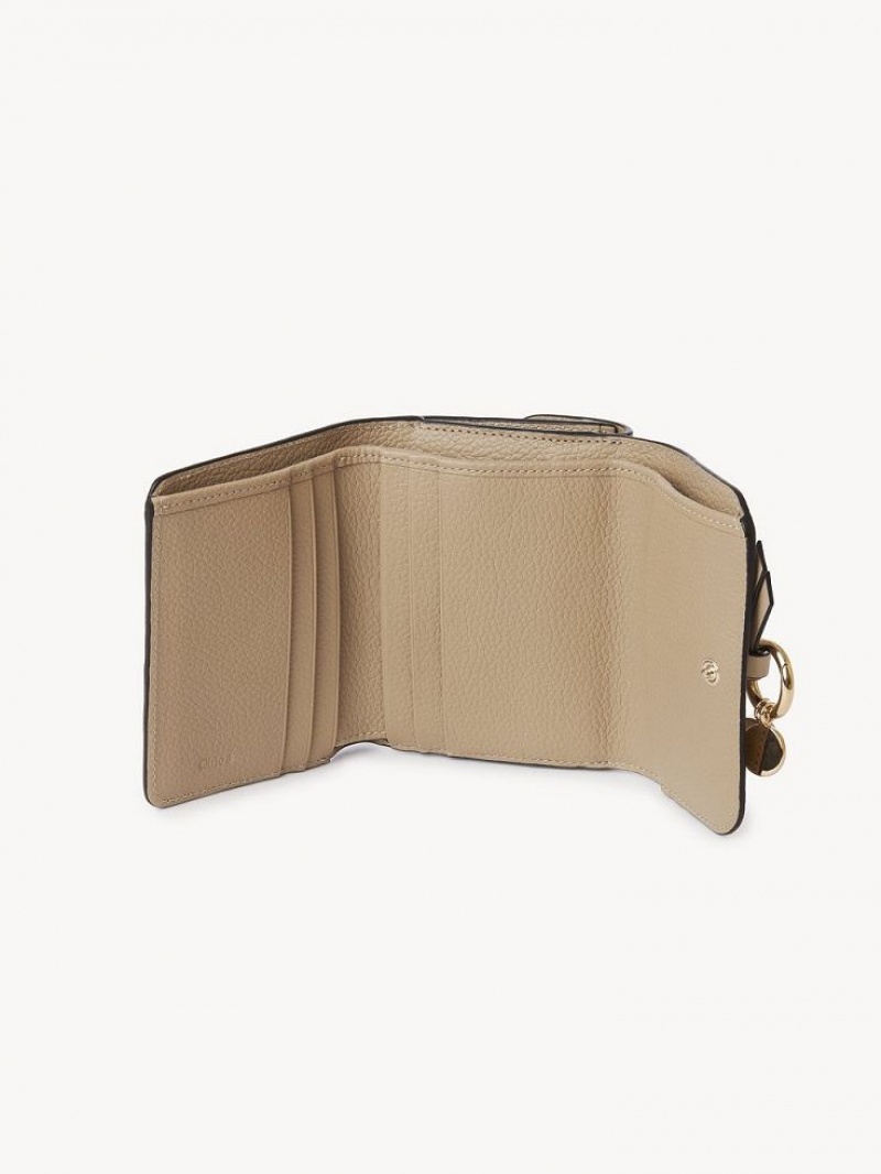 Małe Portfele Chloe Alphabet Small Tri-fold Brązowe | CHE-SR14294